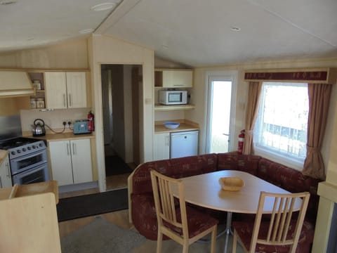 Kitchen or kitchenette, Dining area, minibar, pet friendly, stove, toaster