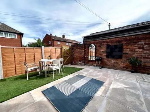 Modern 2 Bed House With EV Parking Haus in Worcester