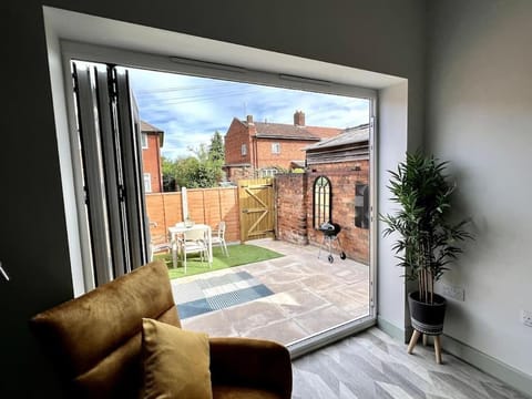 Modern 2 Bed House With EV Parking House in Worcester