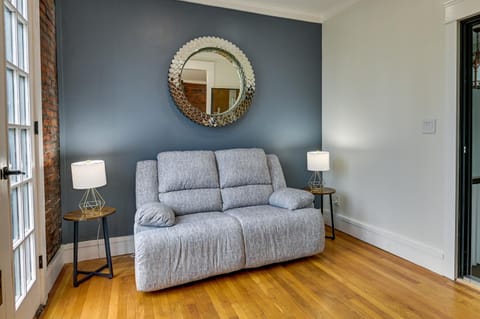 Contemporary Cohoes Retreat with Electric Fireplace! Apartamento in Troy