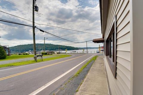 Stylish Harveys Lake Apt - Steps to the Water! Condominio in Luzerne County