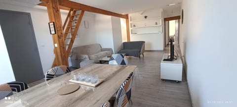 Grand appartement lumineux. Apartment in Hauts-de-France