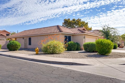 Modern Peoria Home with Pool Access and Private Yard! Casa in Glendale