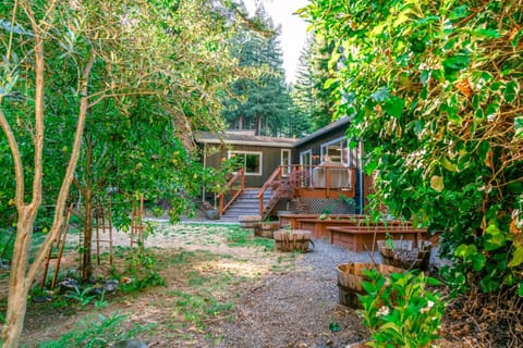 Serene 2BR Retreat Great Views Private Hot Tub House in Russian River
