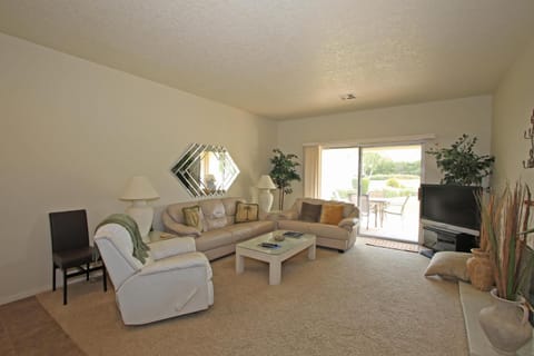 DL705 - White Bright Drive House in Palm Desert