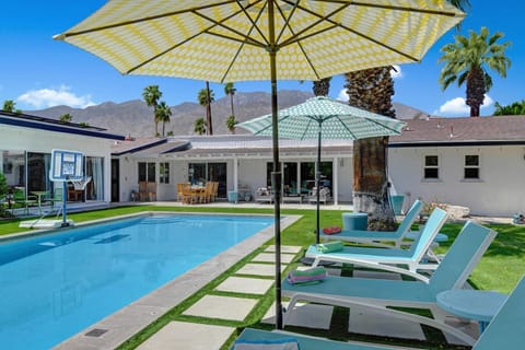 Modern Pura Vida House in Palm Springs