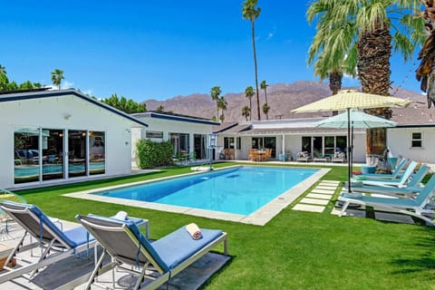 Modern Pura Vida House in Palm Springs