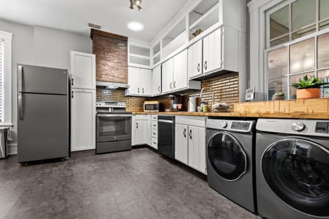 Main Street Living! 2 Bedroom Unit right On Main! Copropriété in Saint Charles