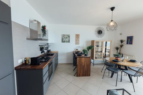 Coffee/tea facilities, Kitchen or kitchenette, Dining area, oven, stove