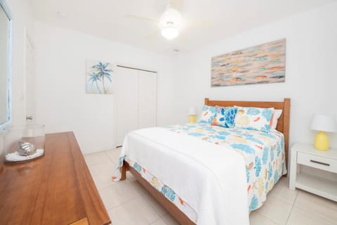 Beach Living at Moon Bay with SeaView Apartamento in Bodden Town