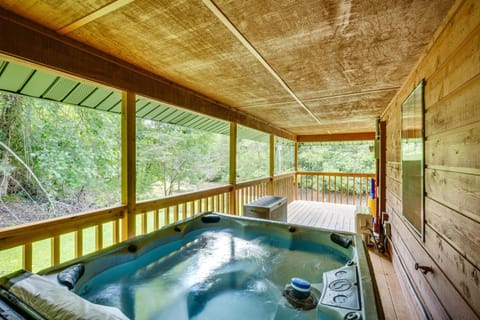 Hidden Hollow Lodge - Secluded Theater Room Game Room Pool Table Hot Tub Fire Pit More Maison in Sevierville
