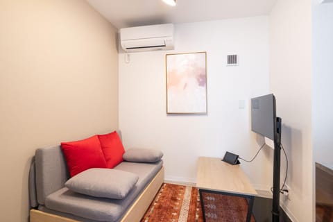 TV and multimedia, Seating area, air conditioner