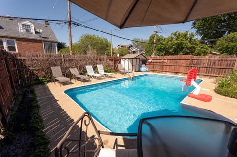 South City Pool & Hot Tub 5 Bed House in Saint Louis