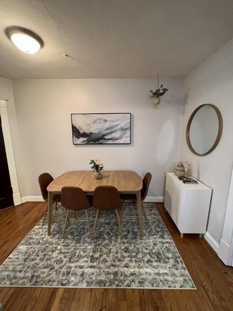 Lovely 2-BR apartment with free parking Condo in Saint Louis