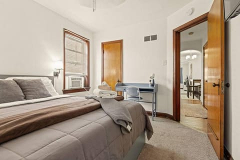 Cozy 1-bedroom apartment with free parking Condo in Saint Louis