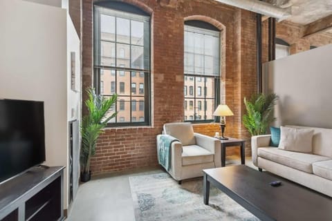 2BR 2BA Historic Loft Retreat With Pool Copropriété in Pittsburgh