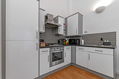Stylish 2 bedroom apartment, 2 bathrooms, free parking for all guest, wifi, Sky, Netflix, walking distance to city centre, sleeps 5, outside patio space, ground floor Condo in Milton Keynes