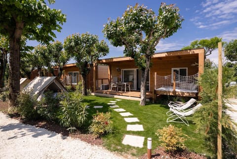 Property building, Patio, Spring, Day, Garden, Garden view, sunbed