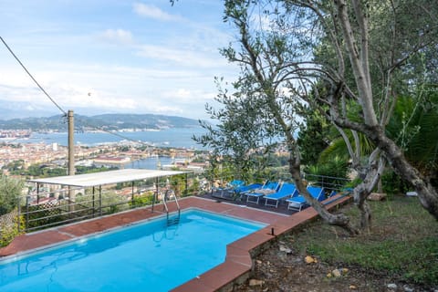 Day, Natural landscape, Mountain view, Pool view, Swimming pool, sunbed