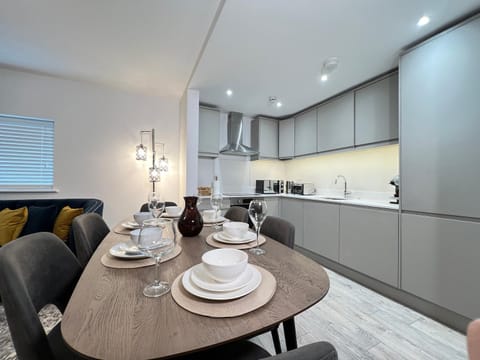 C1, Luxury 2 bedroom flat in Wembley Condo in Wembley