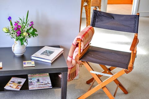 Library, Living room, Seating area