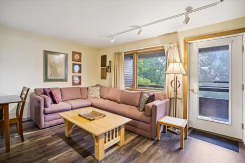 Blissful Two bedroom Two bathroom Highridge A9 Condominium for Sport Center Casa in Mendon