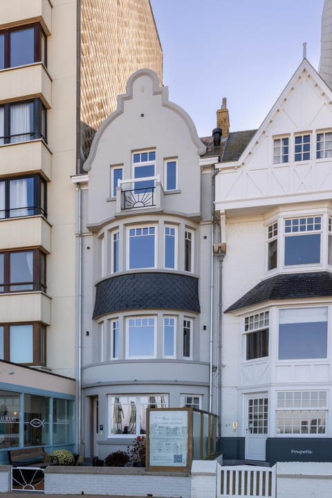 Unieke villa Catherine met frontaal zeezicht, parking sauna en strandcabine Villa in De Panne