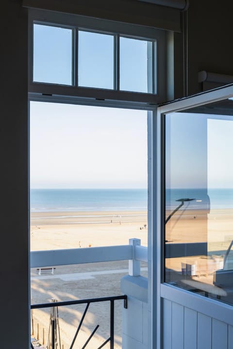 Unieke villa Catherine met frontaal zeezicht, parking sauna en strandcabine Villa in De Panne