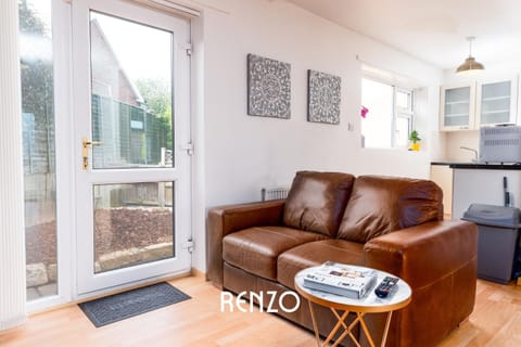 Cosy 1-bed Annexe in West Bridgford, Nottingham by Renzo, Free Driveway Parking! Condo in Nottingham