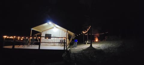 Charming enclave Luxury tent in the woods Tent 3 Bambi's playground Tente de luxe in Caldwell