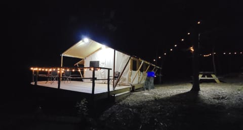 Charming enclave Luxury tent in the woods Tent 3 Bambi's playground Tienda de lujo in Caldwell