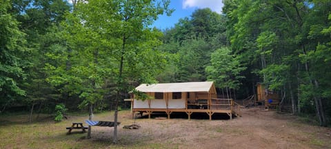 Charming enclave Luxury tent in the woods Tent 3 Bambi's playground Tenda di lusso in Caldwell