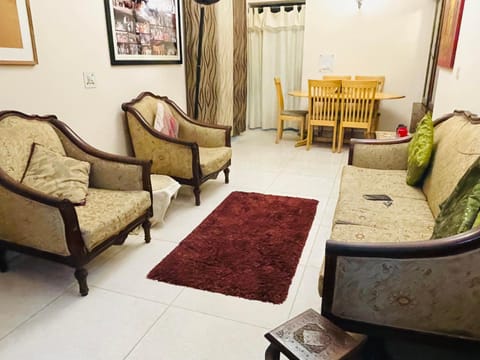 Spacious Room in 2 BHK Flat walking from Metro in Noida Condo in Noida