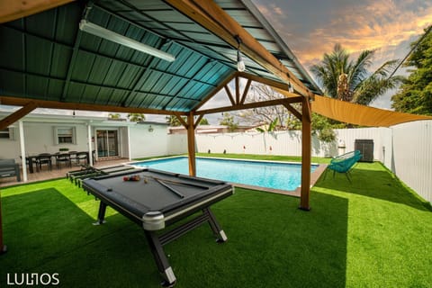 Patio, Day, Swimming pool