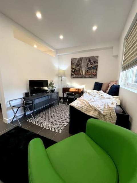 Modern flat in central Egham by Windsor Castle, Staines-Upon-Thames and Heathrow Airport Apartment in Egham