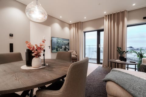 TV and multimedia, Living room, Seating area, Dining area, Evening entertainment