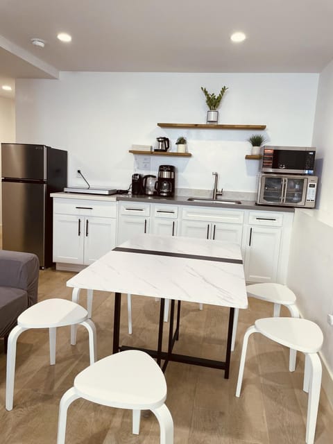 Cheerful 3Br2Ba and a living room Sunny patio Eigentumswohnung in Bayview