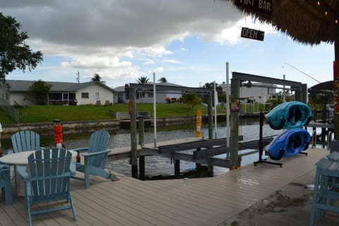 Heated pool, Family Fun, Tiki Bar, kayak, 3bd 2ba Haus in Cape Coral