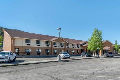 Quality Inn & Suites Hotel in South Fork