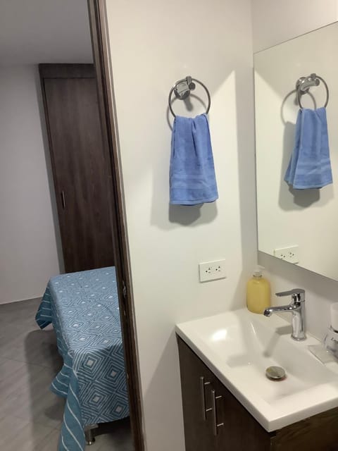 Cómoda habitación con baño privado Vacation rental in Sabaneta