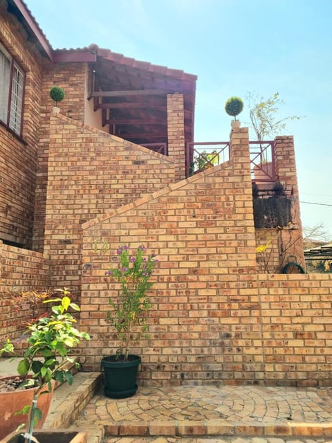 Sunrise Self-catering Apartment Honeydew with Solar backup Condo in Roodepoort