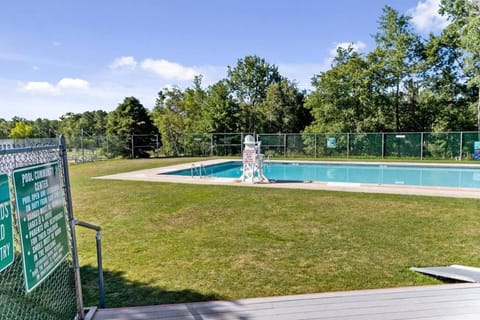 3 Flrs, Sleeps 12, Game Rm, Lake & Pool Nearby Maison in Kidder Township