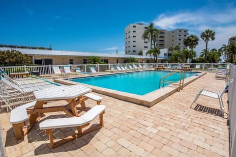 Renovated 1 Bed / 1 Bath Condo on Siesta Beach! Apartment in Siesta Beach