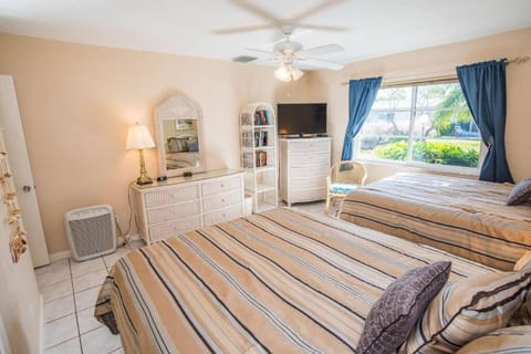 Renovated 1 Bed / 1 Bath Condo on Siesta Beach! Apartment in Siesta Beach