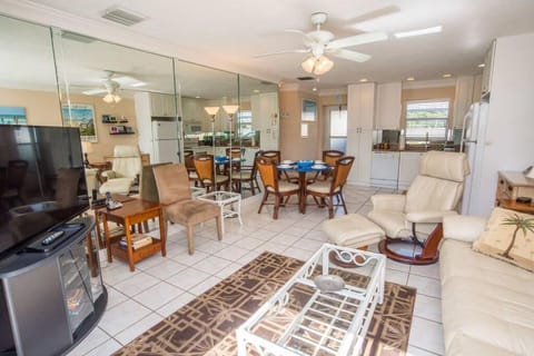 Renovated 1 Bed / 1 Bath Condo on Siesta Beach! Apartment in Siesta Beach