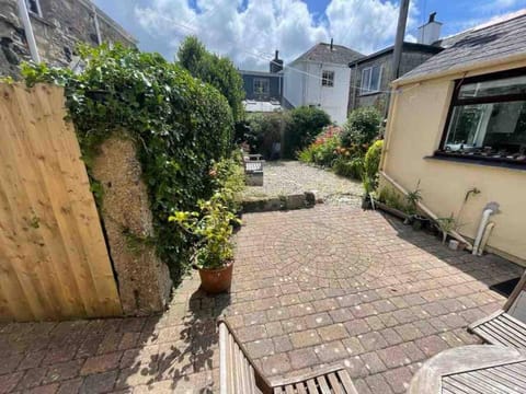 Property building, Day, Garden, Garden view