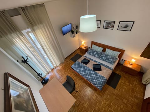 Bed, TV and multimedia, Photo of the whole room, Bedroom