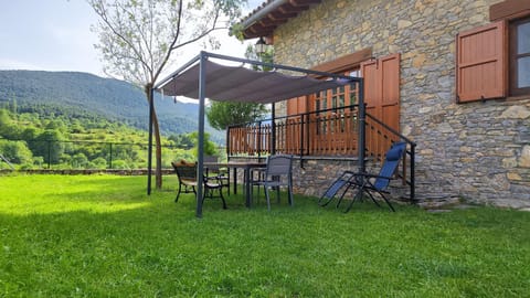 Patio, Day, Natural landscape, Garden, Dining area, Garden view