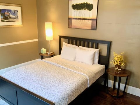 The House Hotels - Ridgewood Upper Apartment in Lakewood