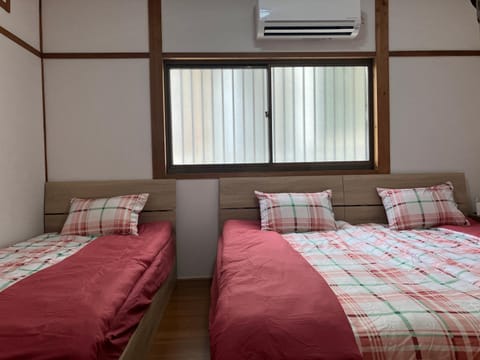 Bed, Photo of the whole room, Bedroom, air conditioner